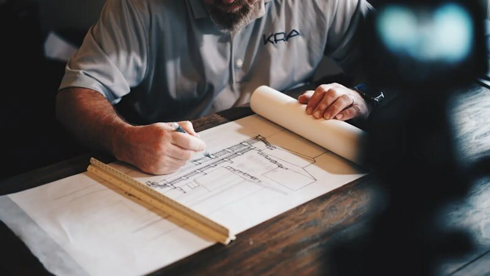 Profesional revisando planos para cubicar los materiales de una obra