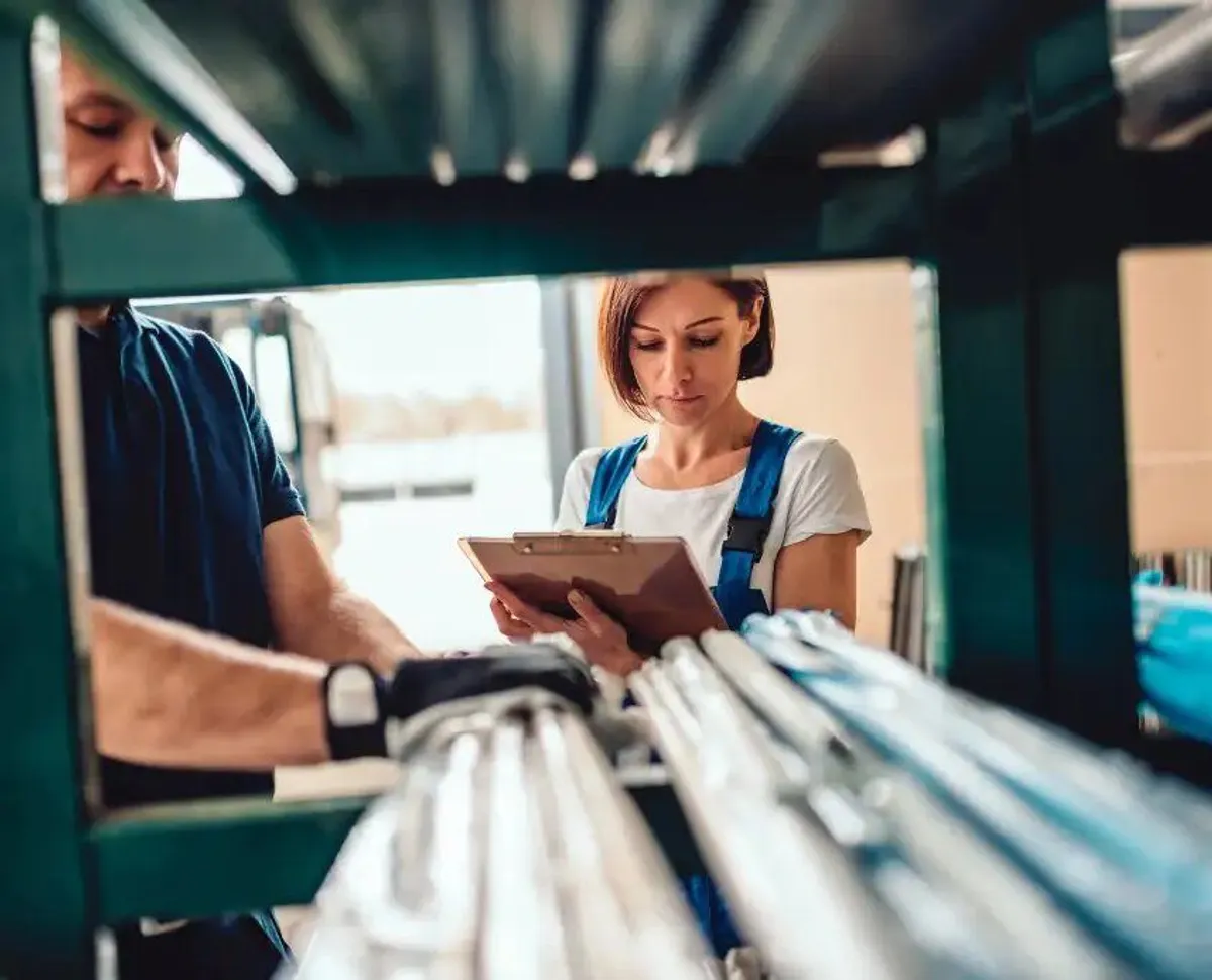 Equipo de bodega revisando un despacho con una tablet