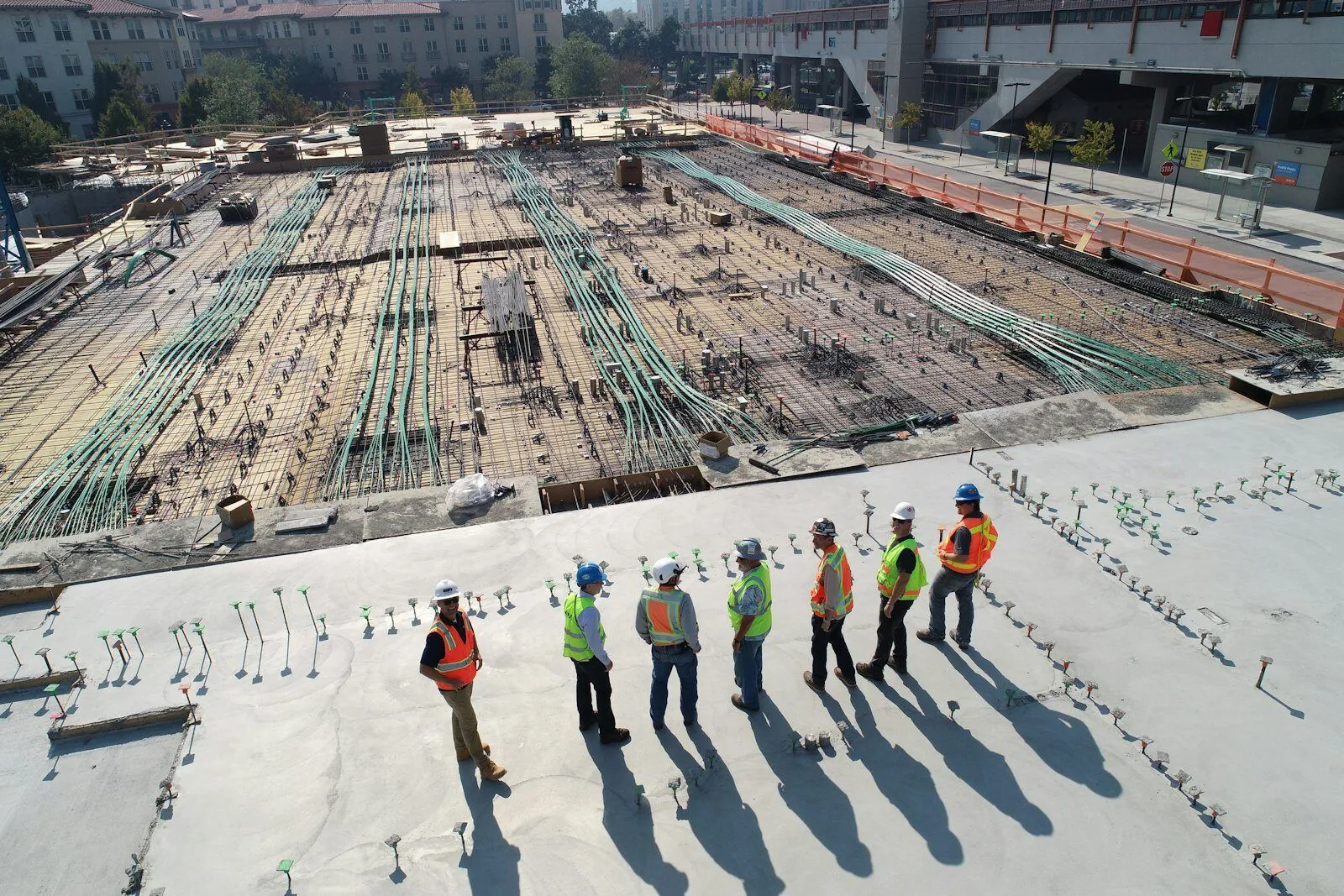 Equipo de obra en terreno revisando el avance de una losa