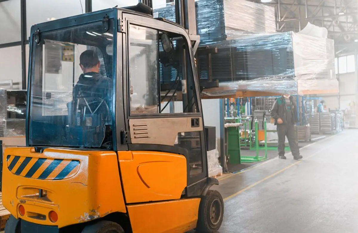 Grúa horquilla moviendo pallets en la bodega
